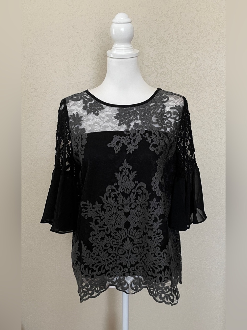 NWT Carmen Marc Valvo Black Grey Lace Overlay Blouse Formal Elegant Size Small